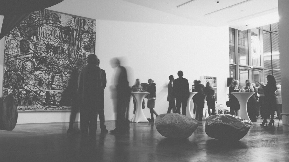 Besucher einer Kunstausstellung